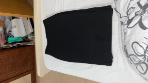 Lång svart kjol - En lång svart kjol som är jättefin. Är lite öppen längst ner bak (se bild) och har en knapp längst upp bak. Är i mycket fintskick. Materialet är väldigt tjockt. Är i storlek XS.  Köparen står för frakten ❤️