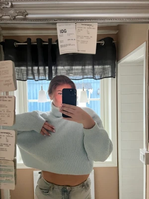 Stickad polotröja  - Blå fin stickad polotröja som är kroppad och jättemysig🥰