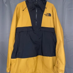 The North Face Silvani Anorak - Säljer min anorak från the North face! Sparsamt använd i skidbacken, jackan är vattentät, går att öppna på höger sida samt har en stor ficka på magen + liftkortsficka på vänster arm.  Köparen står för frakt, kan även mötas upp i umeå 