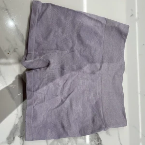 Träningsshorts - Ljuslila träningsshorts. Använda ett antal gånger, därför billigt pris 😊  Storlek M   Hämtas i Lund eller skickas om köparen står för frakten 😊 