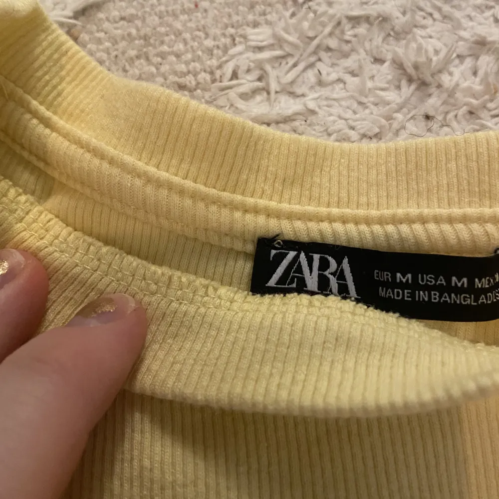 Fin gul tröja från Zara. Har aldrig använt den. Storlek M. Toppar.