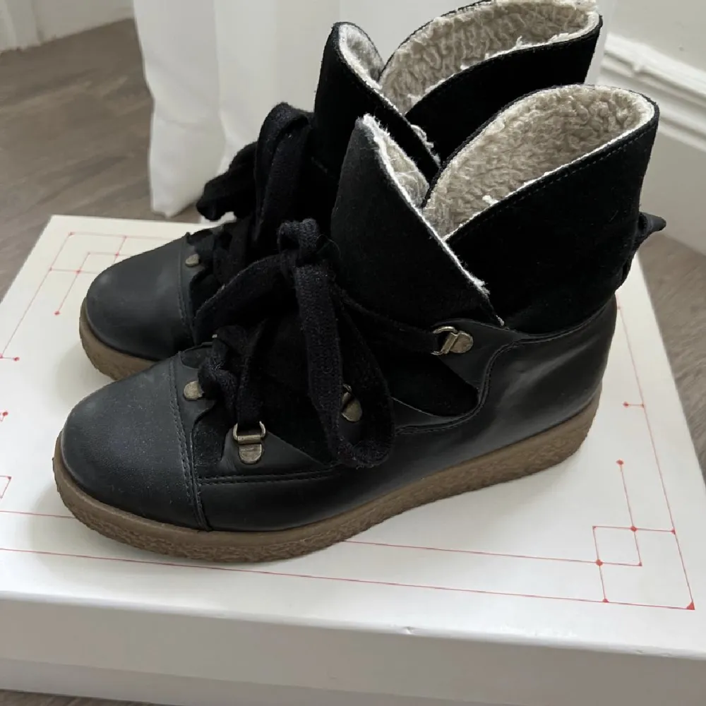 Säljer ett par super fina boots från ganni. Bootsen är som en blandning av Isabella marant och inuikii. Jag har flera par liknade så dessa får tyvärr inte den kärlek de förtjänar. Kengät.