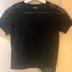 Mango Topp - Svart ”ihålig” topp från mango. Aldrig använd och köpt i somras. Helt slutsåld. 🤍frakt 69kr