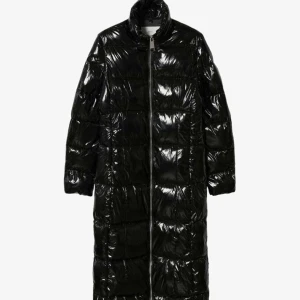 Vadderad lång jacka - Vadderad lång jacka från Mango  Den passar inte mig längre då jag har gått upp😭  Säljer för 900 kr I bra skick, jätte lite rost vid dragkedjan, dock inget märkbart 