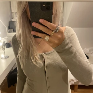 Kofta - Söt kofta från tessie i storlek S men passar även XS. Säljer då den är lite liten för mig. Vid fler frågor hör av er! 