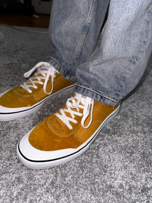 Gula sneakers  - Endast andvända en gång. Näst intill som nyskick. I storlek 45 från pull and bear. 