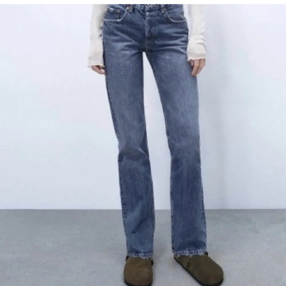 Säljer dessa blå straight zara jeans. Säljer pga att de inte kommer till användning. Pris kan diskuteras. Köp direkt för 250.. Jeans & Byxor.