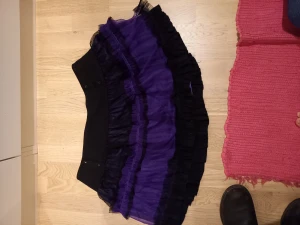 Kjolar  - Sällan använda och i fint skick,  katt finns I hemmet , lila kjol såld. 