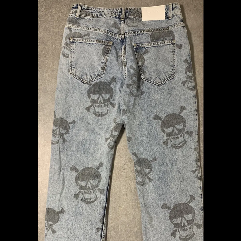 Boohoo jeans m dödskalle tryck🌟 Midjemått: 30 . Jeans & Byxor.