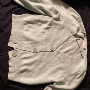 Tröja  - Mycket mer grönare i verkligen! Den kommer ifrån Free/Quent och är S🥰 den är i acceptabelt skick!