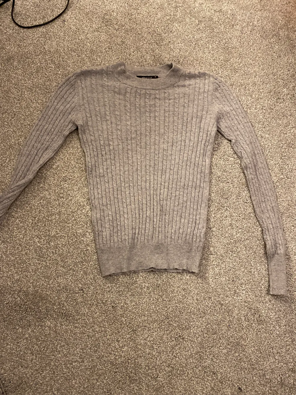 Säljer denna gråa stickade tröjan från Gina tricot i storlek XS för att den aldrig kommer till användning pga att den är lite för lång för mig. Den är i jättebra skick och som ny. Jag köpte den för 200kr och säljer nu den för 55kr❤️. Stickat.