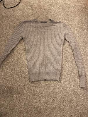 Säljer denna gråa stickade tröjan från Gina tricot i storlek XS för att den aldrig kommer till användning pga att den är lite för lång för mig. Den är i jättebra skick och som ny. Jag köpte den för 200kr och säljer nu den för 55kr❤️