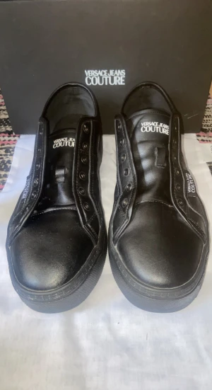 Versace Skor Nyskick! - Versace Jeans Couture Sneakers Stl : 44.5.  Använda max 3 gånger. 2 gånger för att prova dom sedan 1 gång ute. Ny putsade och snörade självklart. Med orginalbox 