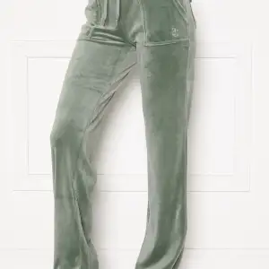 Säljer nu dessa jättefina gröna juicy couture byxorna i storlek xs då de är för korta för mig. Bra skick!!🫶🫶😻 