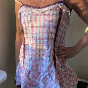 Linne - Jättesnyggt Bondelid linne med liten volang upptill & nertill