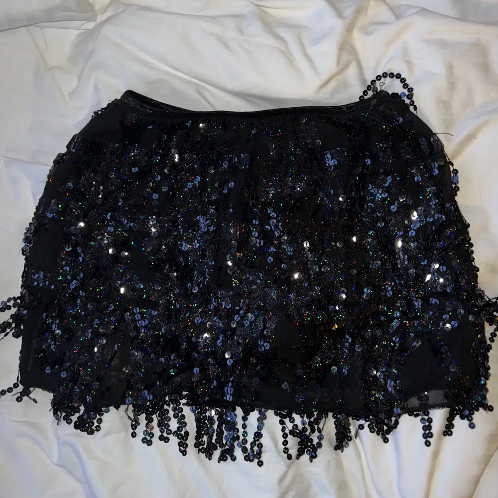 Säljer denna glitter kjol från pull&bear! Kjolen är en M men skulle säga att det passar en Xs-S! Använd endast en gång nyår 2021. Kjolen har inbyggda shorts💕. Kjolar.