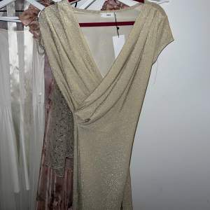 Säljer denna superfina klänningen från Mango som har aldrig kommit till användning. Klänningen är en storlek Xs och har prislapp kvar!❤️