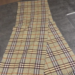 Burberry halsduk - Burberry halsduk i färgen mörkgrön/beige som inte kommit till användning. Inga som helst defekter 100% kashmir🤙🏽