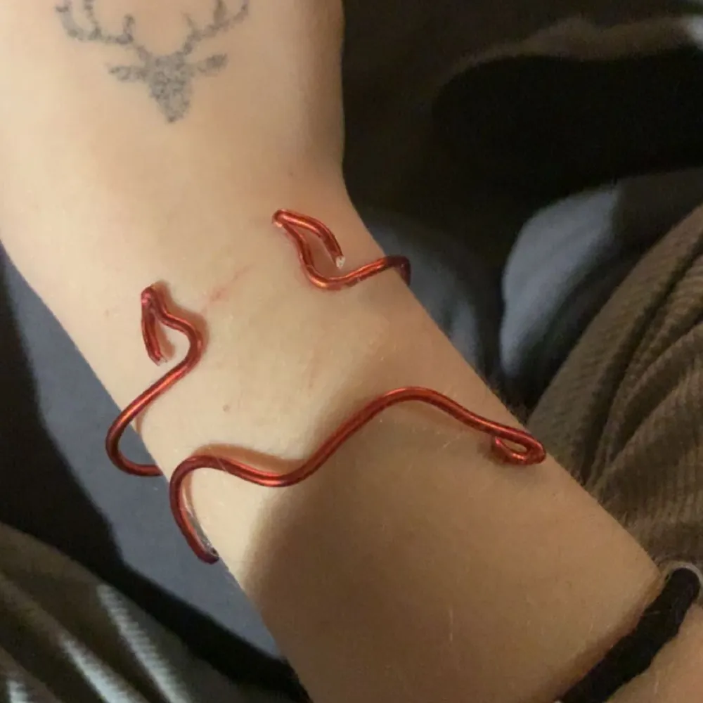 Armband i form av djävulen gjort av rött ståltråd. Går att justera!  . Accessoarer.