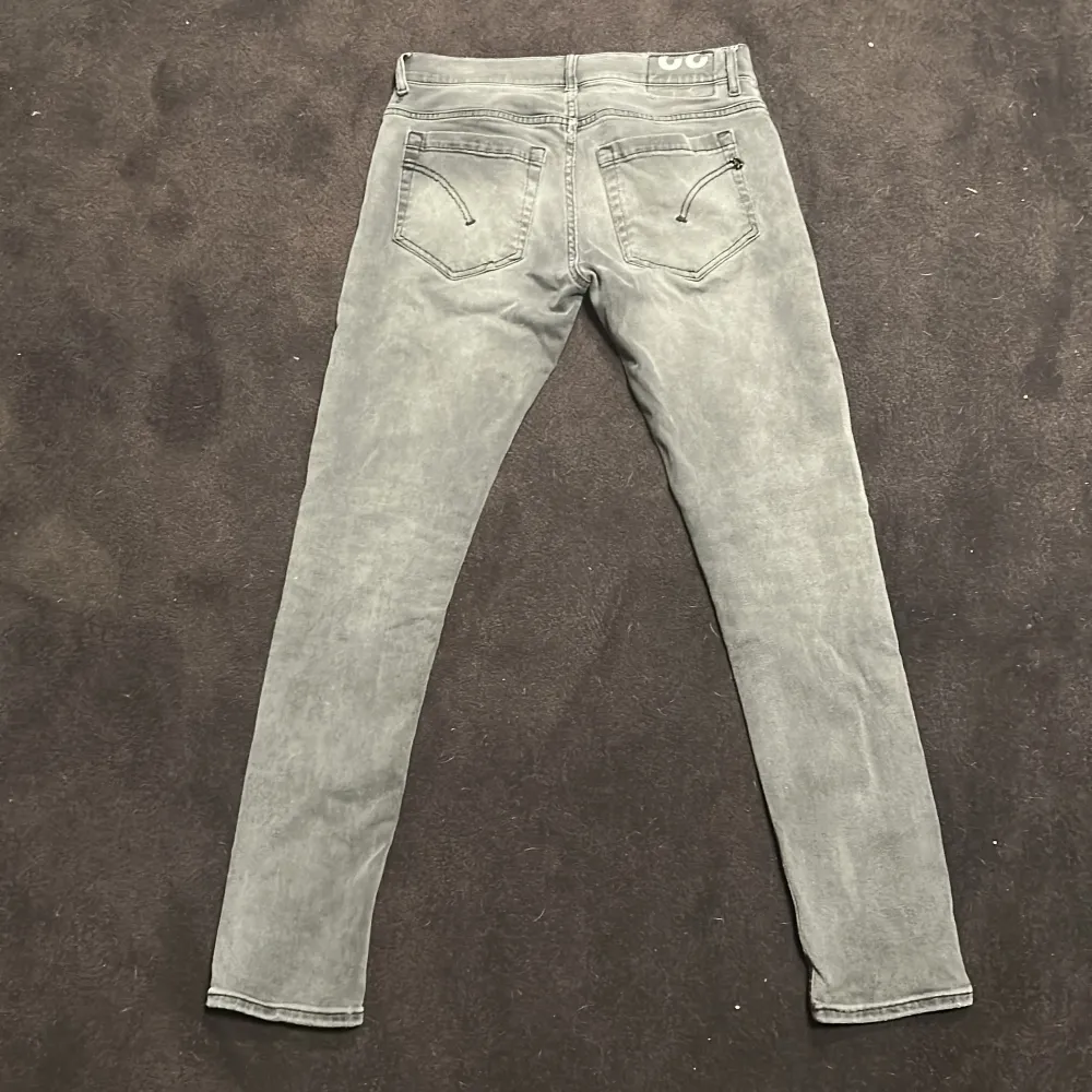 Säljer dessa gråa dondup jeans då dem inte passar mig längre. Använda fåtal gånger. Original pris 2800kr (pris kan diskuteras). . Jeans & Byxor.