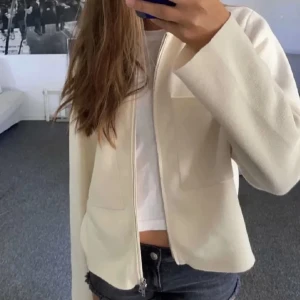 Åhlens kofta - Säljer denna fina kofta från Åhléns. Den är endast använd ett fåtal gånger!🫶