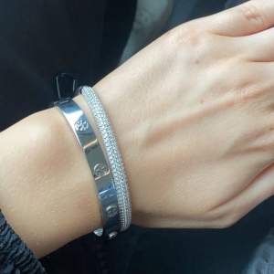 Säljer detta super fina Bangle armband från Alice stenlöf kollektion med guldfynd, armbandet är oanvänt och ser helt nytt ut utan märken eller tecken på användning. Det är i äkta silver(925) och har små stenar över hela översidan, pris kan diskuteras