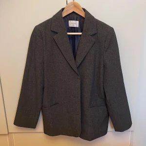 Grå oversize kavaj  - Mörkgrå oversized kavaj inhandlad i Sydkorea, storleken är XS men är väldigt oversized så passar även storlek S. Kan mötas i Uppsala annars står köparen för frakten! ☺️
