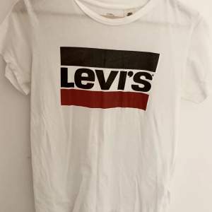 Vanlig Levis t shirt. Checka in min profil för mer bra deals! 