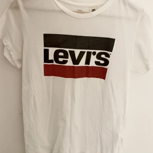 Levis t-shirt  - Vanlig Levis t shirt. Checka in min profil för mer bra deals! 