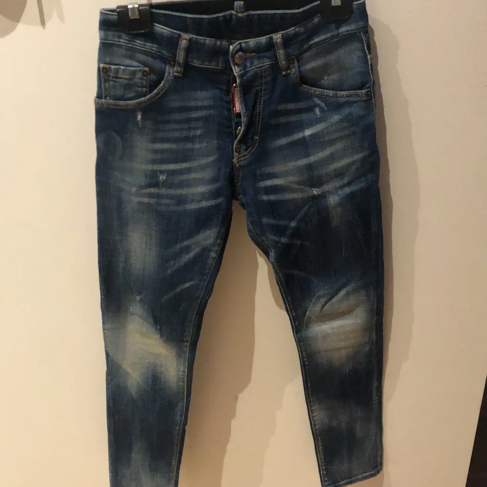 Säljer nu mina dsquared2 jeans då de inte kommer till användning. Använda 2-3 gånger. Köpta på farfetch för 4000kr Äkta! Kvitto finns . Jeans & Byxor.