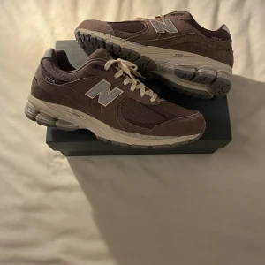 New Balance 2002R ”Black Fig” - Hej! Jag säljer ett par helt nya New Balance 2002R ”Black Fig” i storlek 44,5 för 1600kr Ink frakt!🤎 Fraktar samma eller dagen efter betalning 🚚  Bara att skriva vid frågor💗