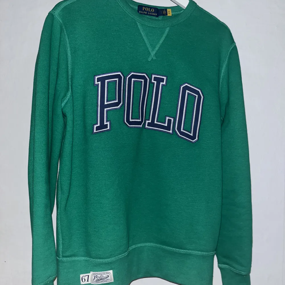 Supersnygg sweatshirt från Polo Ralp Lauren i en as härlig grön färg. Köptes på Polo butik i Florida för 1200kr. Säljer då den tyvärr inte kommer till användning.. storlek herr S men skulle säga att den är liten i storleken, så mer en XS. . Tröjor & Koftor.