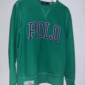 Supersnygg sweatshirt från Polo Ralp Lauren i en as härlig grön färg. Köptes på Polo butik i Florida för 1200kr. Säljer då den tyvärr inte kommer till användning.. storlek herr S men skulle säga att den är liten i storleken, så mer en XS. 