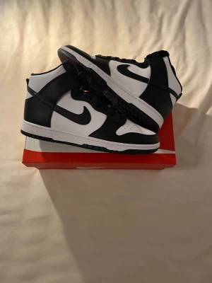 Nike Dunk High Panda - Hej! Jag säljer några helt nya par Nike Dunk High ”Panda” i storlekarna 43, 44,5, 45 och 45,5 för 1900kr st ink frakt 🐼 📦  Fraktar samma eller dagen efter betalning! 💰  Skriv vid frågor 💬 ❤️