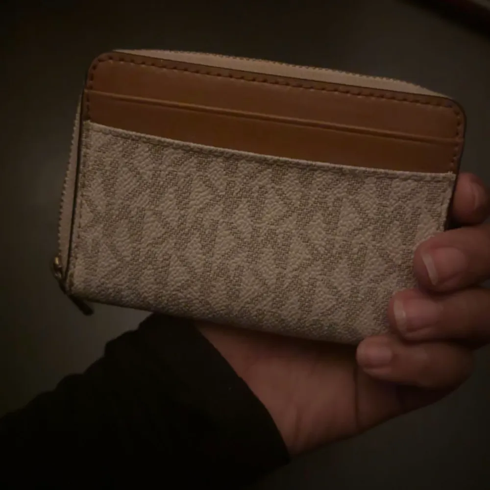 Michael kors plånbok har använt några gånger är i bra skick.. Väskor.