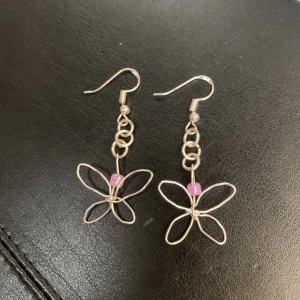 Fjäril och hjärtan örhängen! - Kan fås i silver och guld, samt olika färger pärlor. 50kr/st