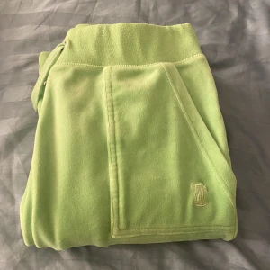 Juicy - Säljer detta juicy för att dom inte passar mig men dom är fortfarande i bra form och fom har andvänts ett par gånger💕 Älskar färgen!!