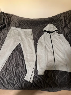 Träningsset från SOC - Tränings-set från SOC. Byxor i L och Hoodie i XL