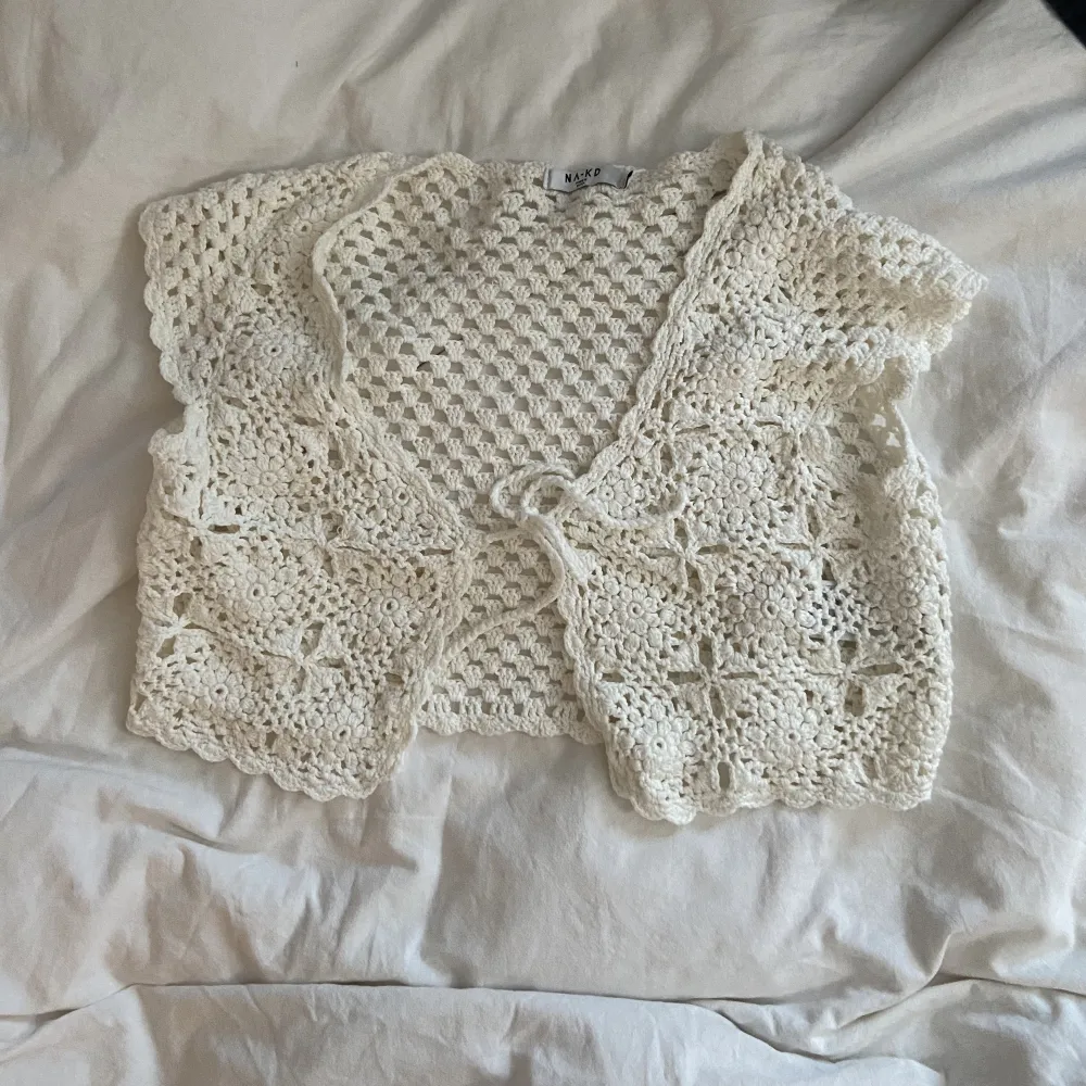 Säljer denna crochet toppen från Na-kd i storlek S/M så jag aldrig använt den! Om du har övriga frågor eller vill ha fler bilder är det bara att hmu! 3 FÖR 2 PÅ ALLA TOPPAR/SKJORTOR - kolla in min profil! Köparen står för frakten & betalning med swish. Toppar.