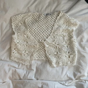 Crochet/virkad topp  - Säljer denna crochet toppen från Na-kd i storlek S/M så jag aldrig använt den! Om du har övriga frågor eller vill ha fler bilder är det bara att hmu! 3 FÖR 2 PÅ ALLA TOPPAR/SKJORTOR - kolla in min profil! Köparen står för frakten & betalning med swish