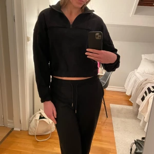 Zip sweatshirt  - Svart croppad tröja med dragkedja från Weekday. Hör av dig för mer information 🤍