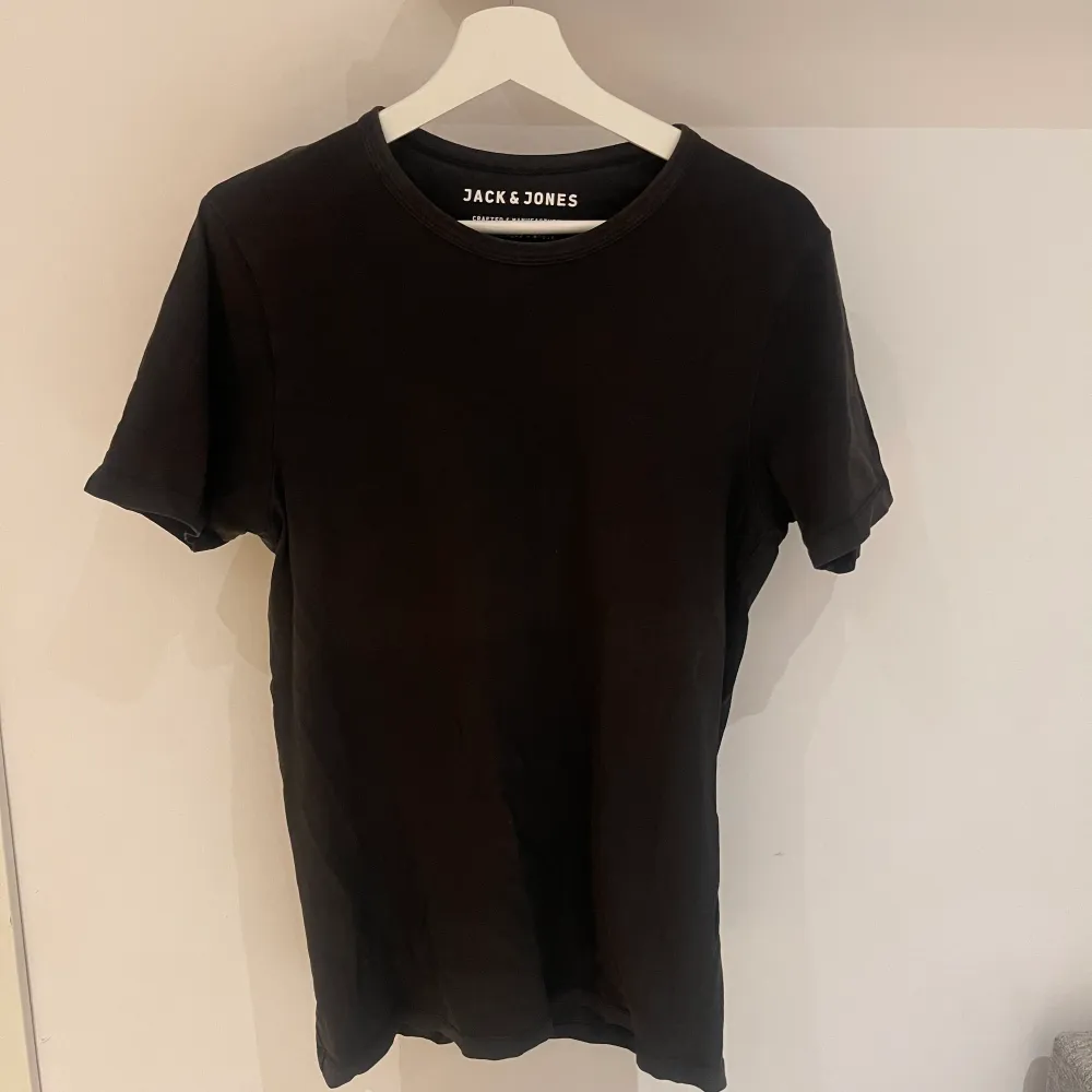 Jack & Jones T-shirt som är i bra skick. Färgen är svart och storleken är M. Nypris: 350kr.. T-shirts.