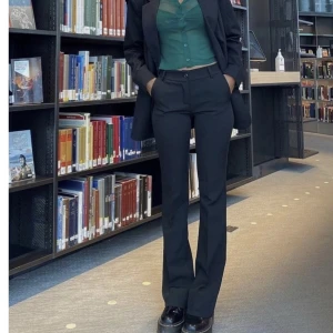 Kostymbyxor design by si - Säljer dessa otroligt snygga kostymbyxor som är så så bekväma då de är för små för mig. De är lowwaist med fickor på sidan. Bilderna är lånade från hemsidan. Fler frågor bara att höra av sig❤️ Storlek xxs, längd short. Köpta för 547kr, säljs för 449kr ink❤️