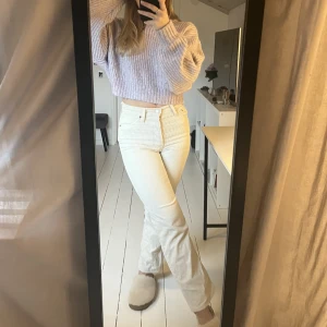 Levis jeans  - Levis jeans i modellen ribcage straight. Storlek 25. En knapp är utbytt, men syns inte, kom privat för bild. 200kr