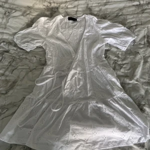 vit Sommar klänning/ student klänning - Jätte fin vit helt oanvänd klänning med lapp kvar! Köpt från asos design för 399kr, säljer för 250kr ❗️diskuterbart vid snabbt köp❗️kan användas som en student klänning wller bara som en fin sommar klänning💕