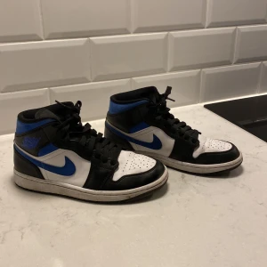 Jordans - Detta är på ett Jordans 1 som jag har använt några gånger. Dom är i bra skick och säljer dom på grund av att jag inte använder de längre. Dom är i storlek Eur 40 💕