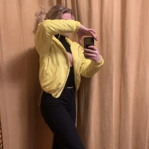 Gul jacka höst/vår/ svala sommarkvällar - Starkt gul jacka, nästan nyongul🥎  Köpt på Carlings Inköpspris: 700kr