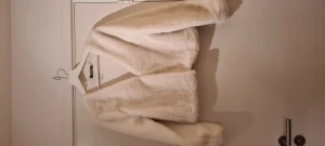 Bolero - ﻿En Bolero från Gina Tricot i storlek Medium. Aldrig använd, lapp kvar. Off-white. 