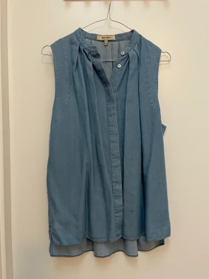 Superfin topp Whyred  - Superfin topp från Whyred i mjukt jeanstyg.  Fint skick. Strl: 36