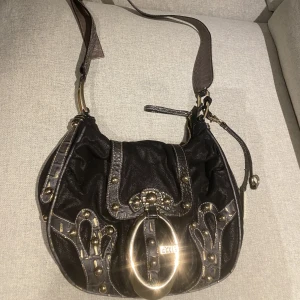 Guessväska från humana  - Svincool och unik guessväska köpt på humana! Har lite dålig kamera så bilderna gör den inte riktigt rättvisa. Går att ha båda som axelväska och tvärs över🤍Tror jag köpte den för 300, säljer för 150